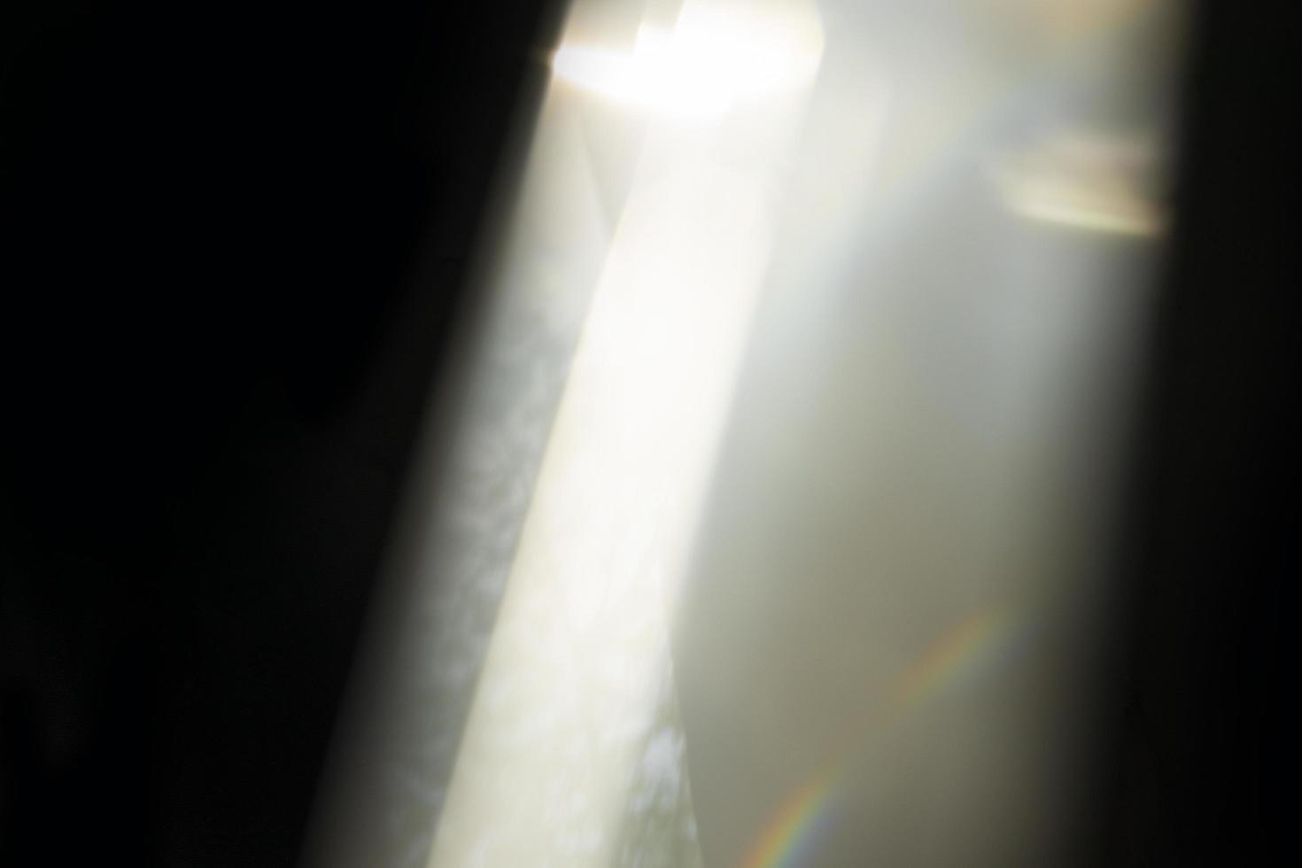 effetto di perdita di luce cristallina per la sovrapposizione di foto. prisma lens flare bokeh astratto con bagliore, luci colorate e magiche su sfondo nero. foto