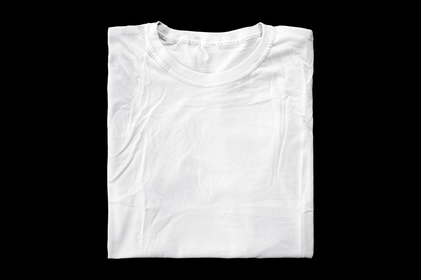 magliette bianche piegate per modelli di badge. t-shirt semplice con sfondo nero per l'anteprima del design. foto