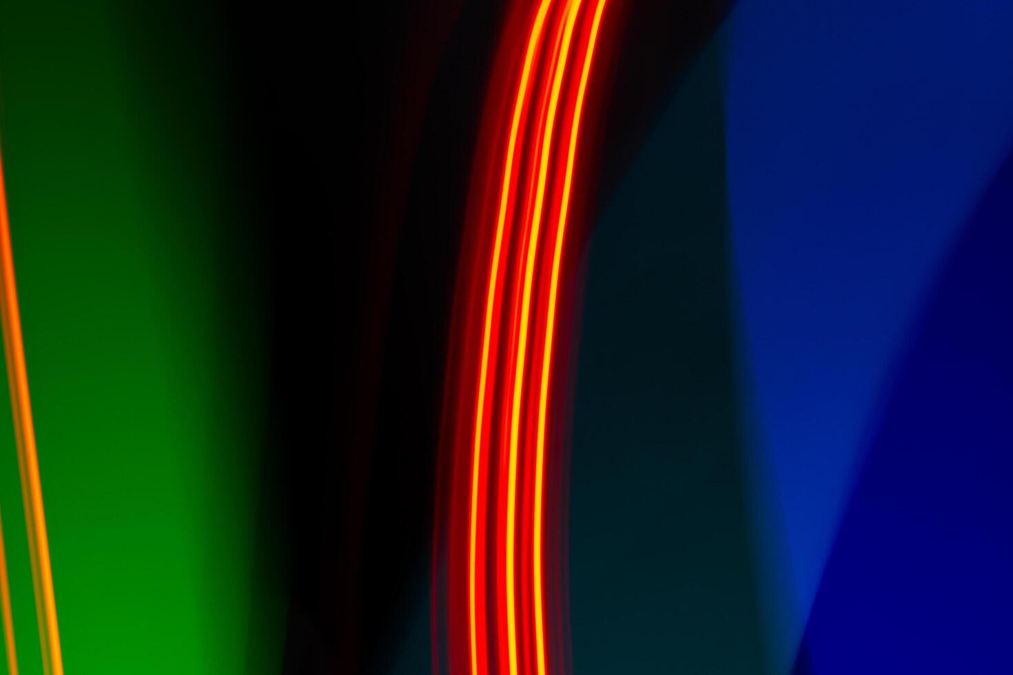 movimento della luce al neon sul nero. sfondo chiaro astratto colorato. luce brillante per decorare il design come sfondo e sovrapposizione per abbellire un progetto creativo. foto