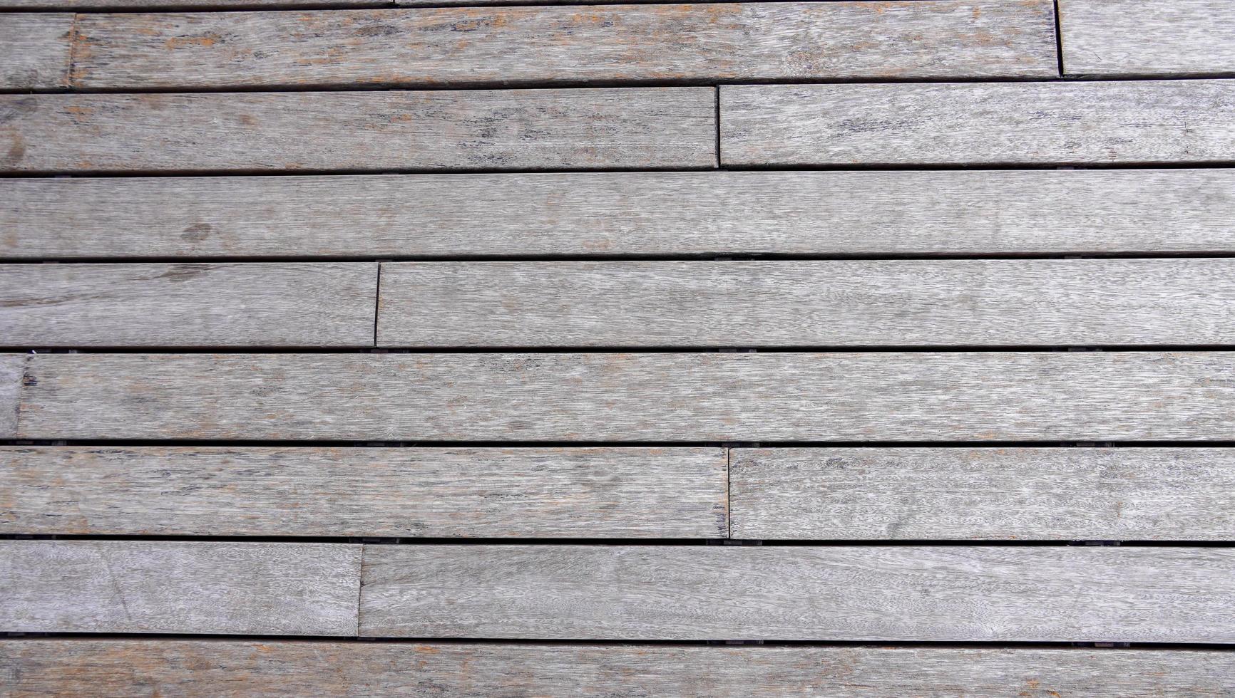 la trama della plancia di legno della passerella in vista orizzontale diagonale. bordo stagionato in colore marrone sbiadito. la superficie squallida per la raccolta di texture di sfondo della natura. foto