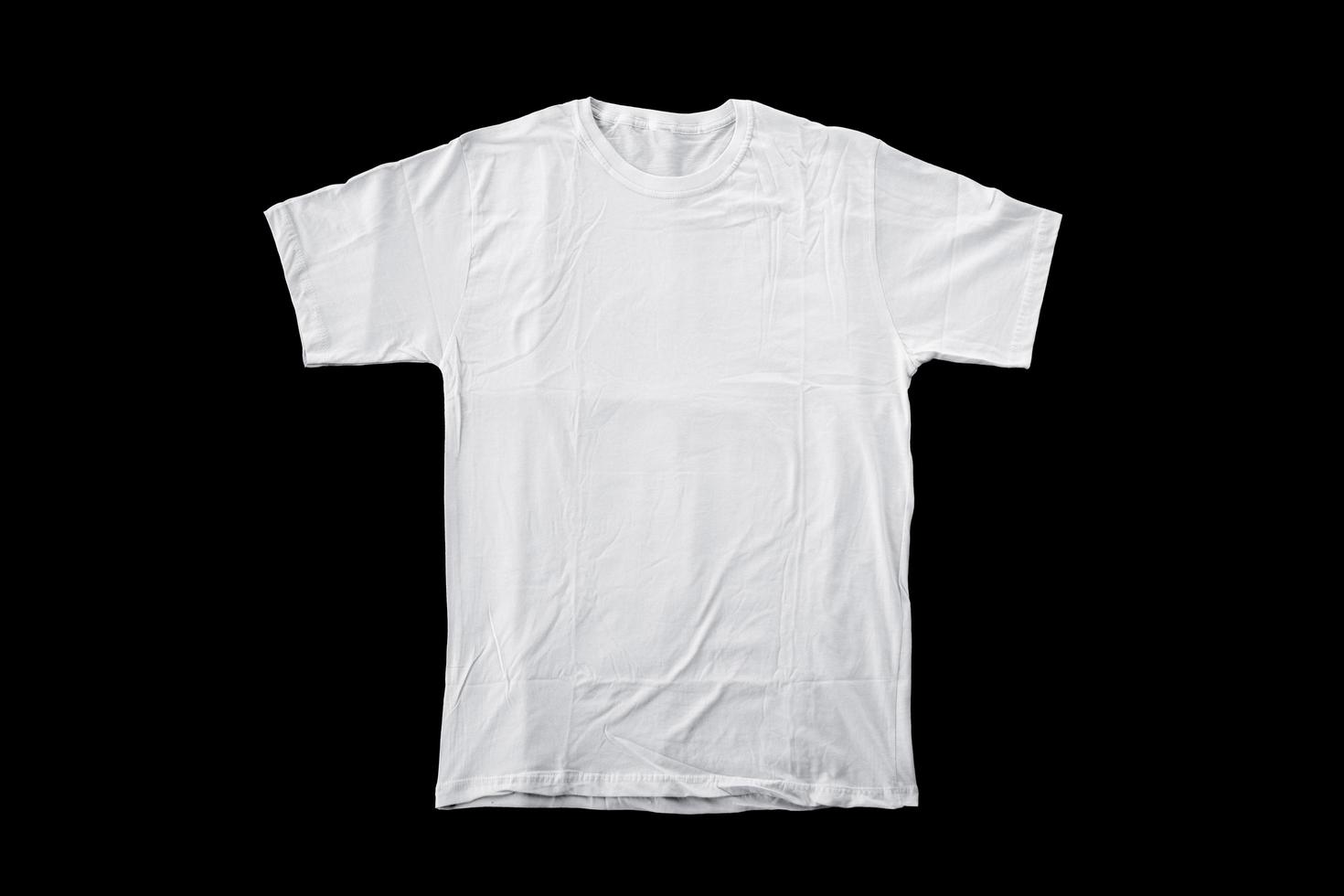 magliette bianche a maniche corte per mockup. t-shirt semplice con sfondo nero per l'anteprima del design. foto
