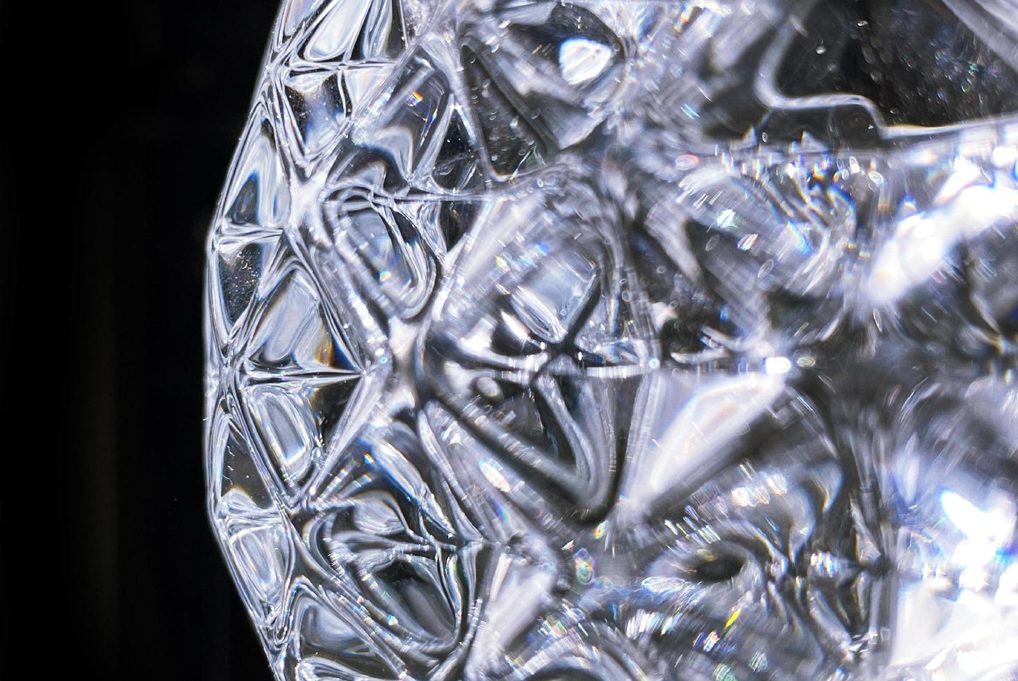 primo piano di struttura di cristallo che mostra l'impressione brillante e lussuosa. vista ravvicinata di un ornamento di diamanti per il design creativo. foto
