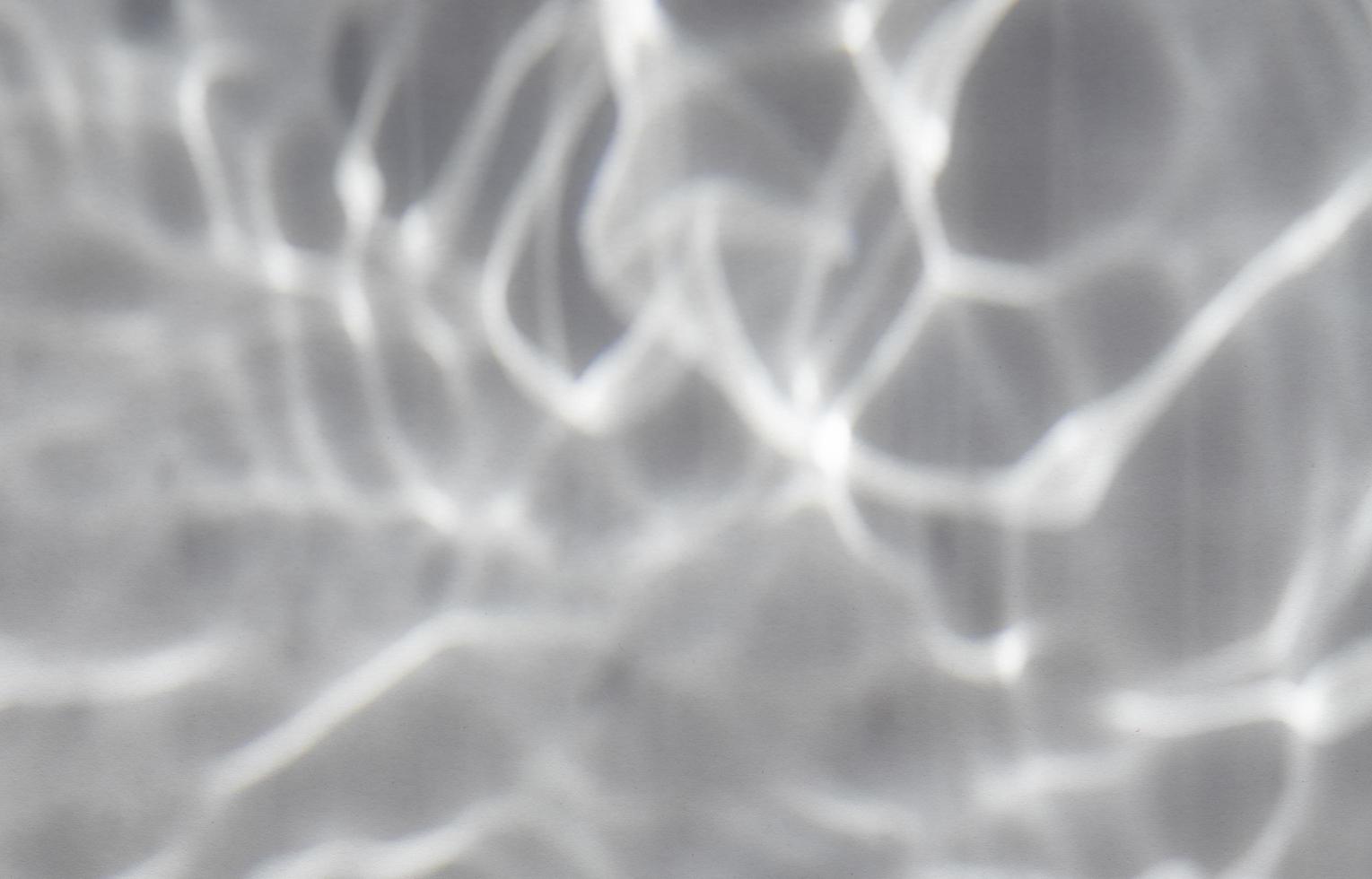sovrapposizione di texture caustica dell'acqua. effetto ombra increspata dell'acqua. priorità bassa strutturata dell'onda astratta. superficie dell'acqua naturale chiara, pulita e brillante. foto