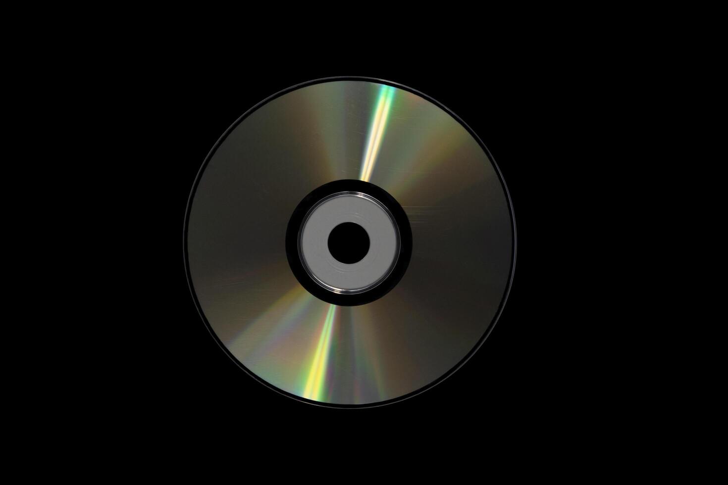 cd o dvd, archiviazione dati informatici. registrazione di musica e film. lato olografico del compact disc. un compact disc isolato su sfondo nero. foto