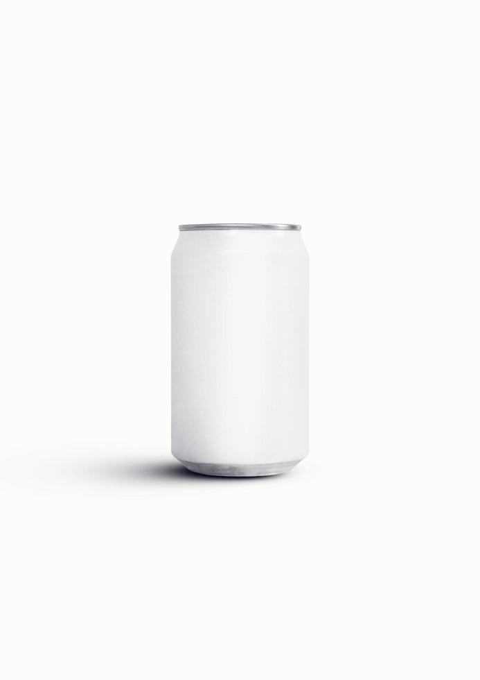 design mockup in alluminio vuoto per il marchio e la promozione delle bevande. bevanda packaging design in realistico isolato su sfondo bianco. foto