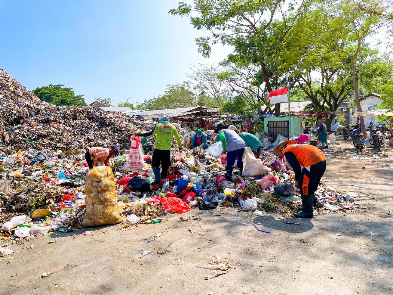 ponorogo, indonesia 2021 - persone che smistano e raccolgono in discarica. foto