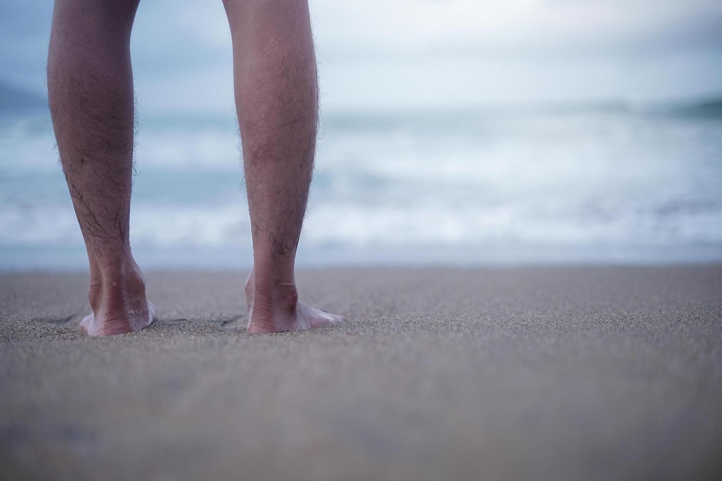 goditi il dolce sciabordio delle onde a piedi nudi. andare in spiaggia per godersi il tempo delle vacanze rilassandosi nell'acqua del mare e nelle spiagge sabbiose. foto