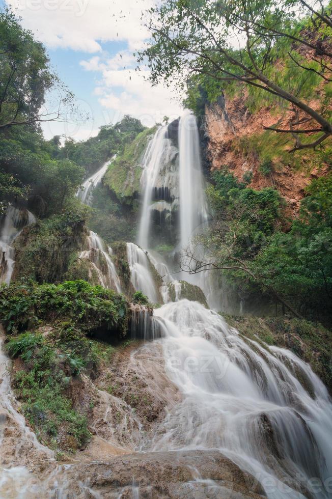 Erawan cascata 7 ° piano con acqua che scorre nella foresta pluviale tropicale al parco nazionale foto