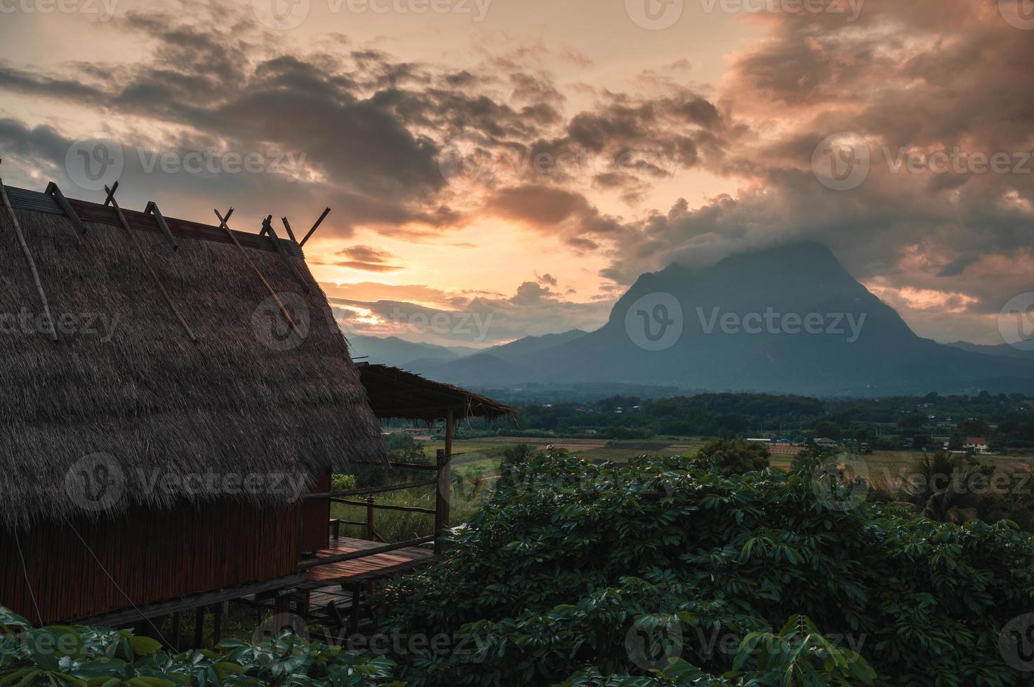 vista della capanna di legno e vista sulle montagne al tramonto a chiang dao foto