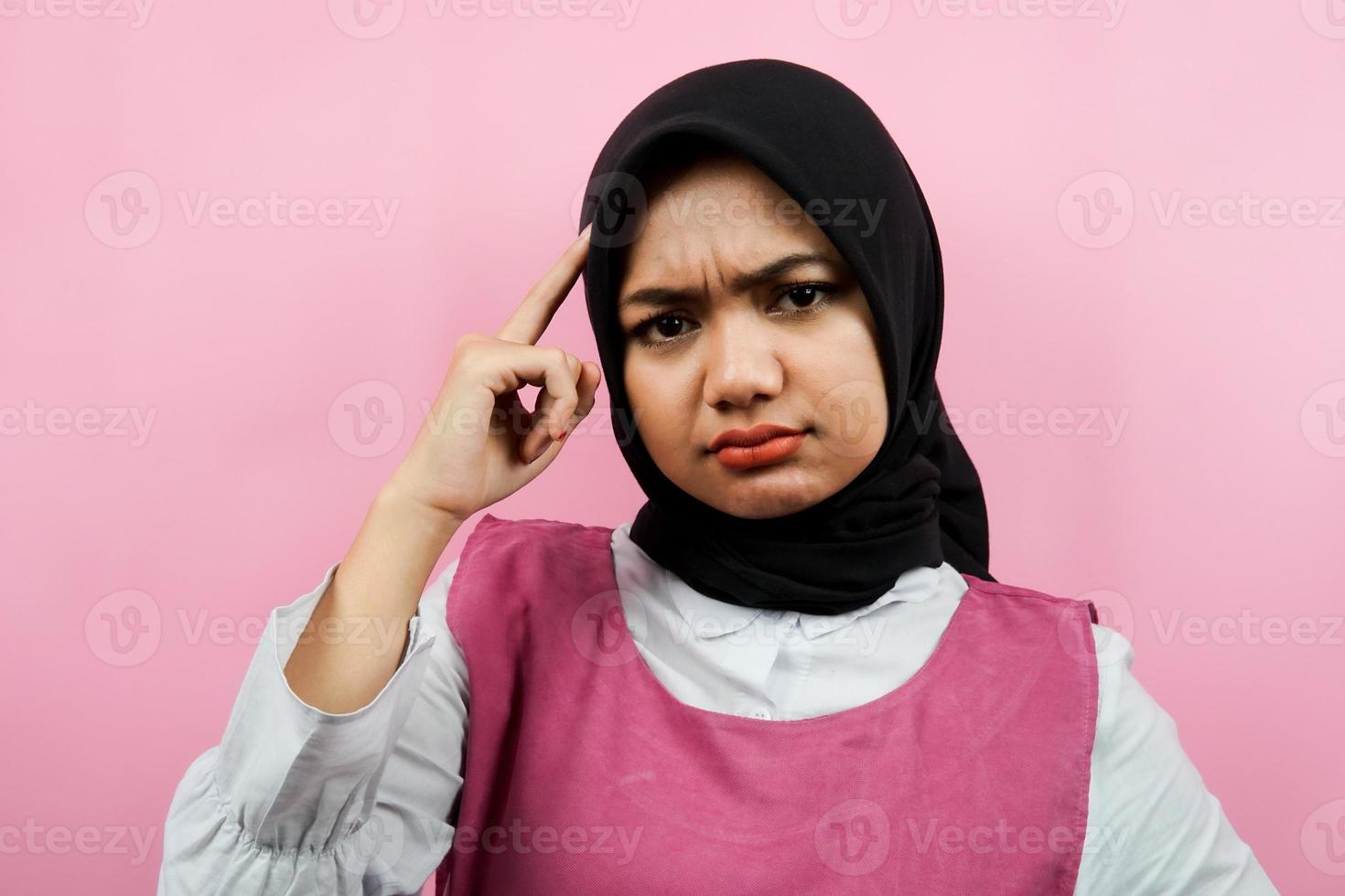 primo piano di bella giovane donna musulmana che pensa, cerca idee, isolata foto
