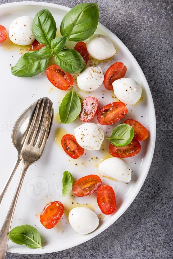 deliziosa insalata caprese foto