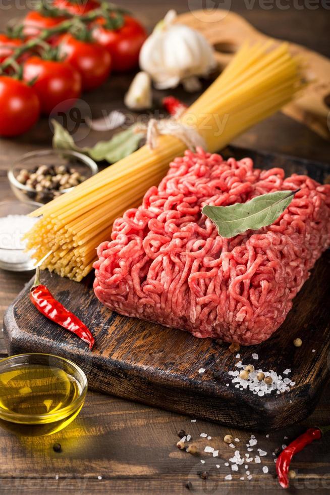 ingredienti per spaghetti alla bolognese foto