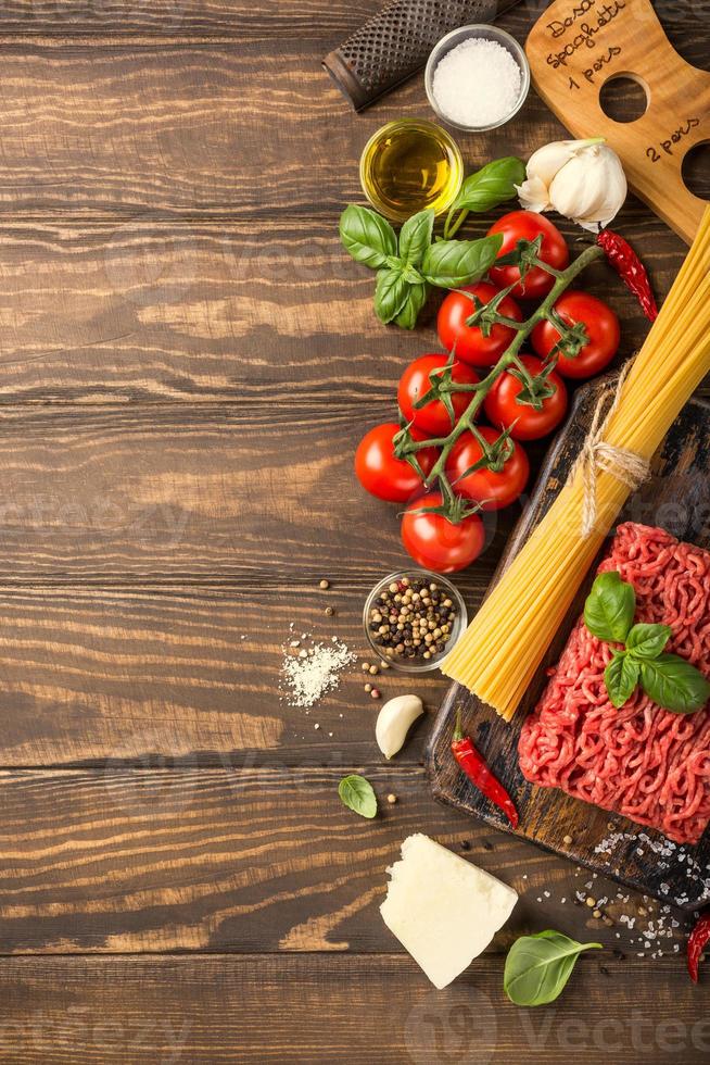 ingredienti per spaghetti alla bolognese foto