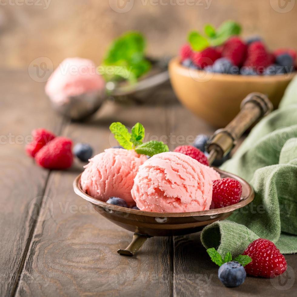 gelato al lampone in ciotola di rame. foto