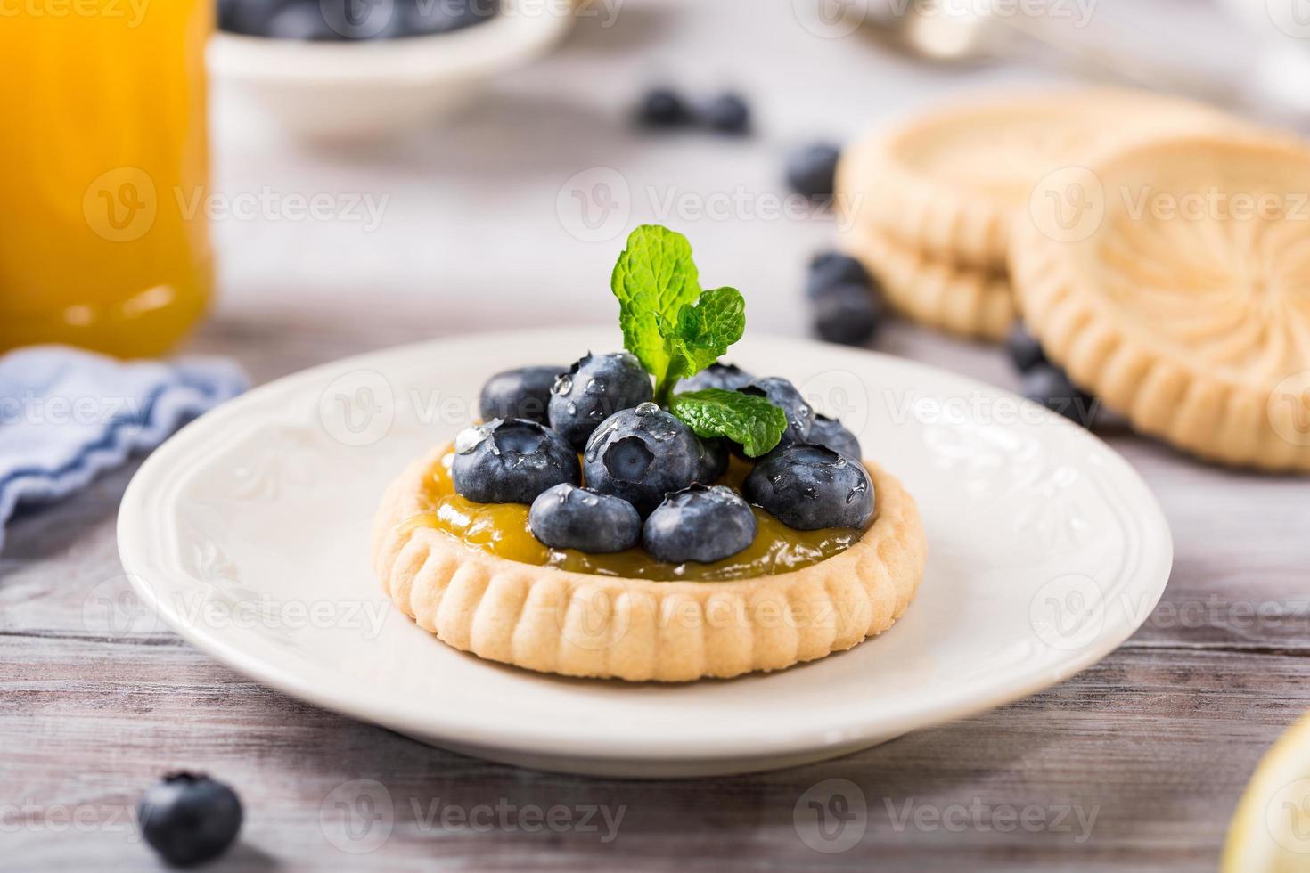 Tartelletta al lemon curd con mirtilli freschi foto