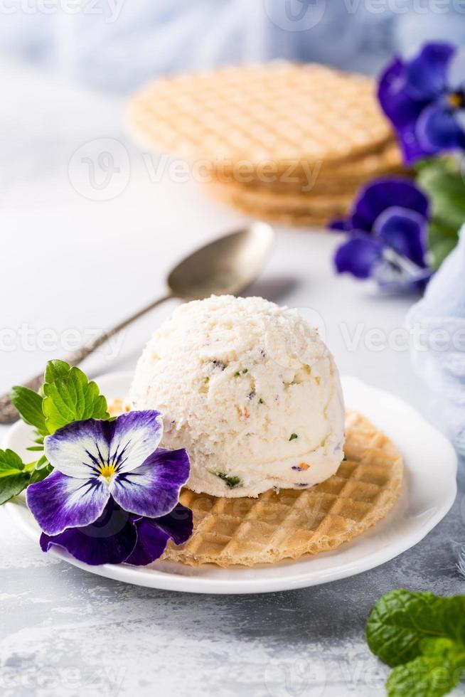 gelato alla vaniglia con fiori eduli foto