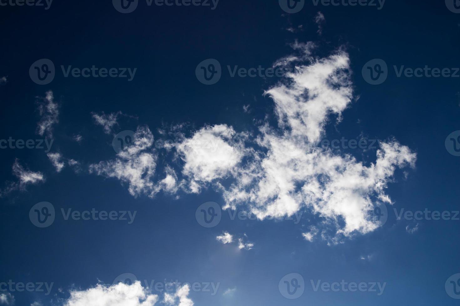 trama nuvola bianca. sfondo di materiale aereo. motivo effetto cielo. foto