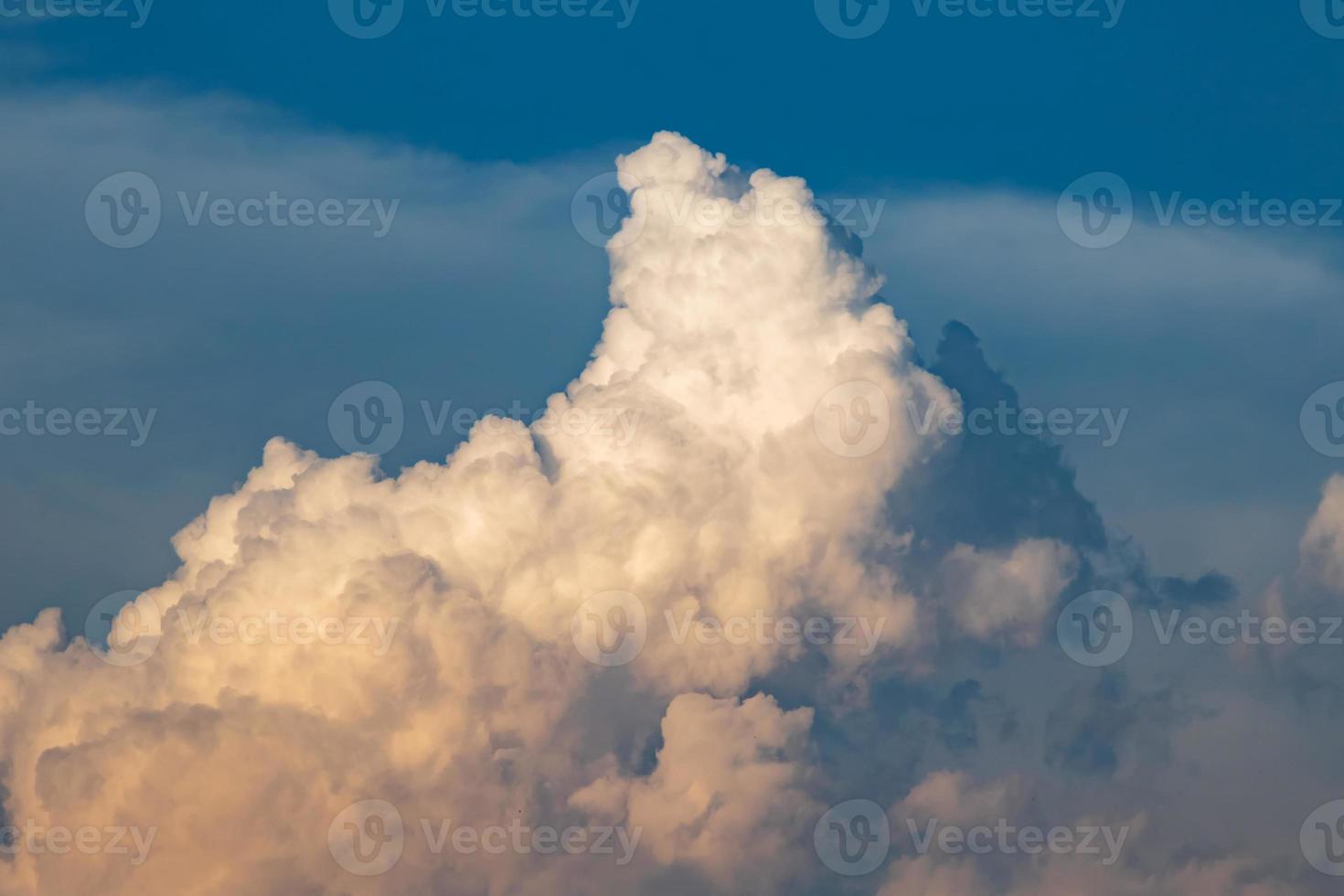 trama nuvola bianca. sfondo di materiale aereo. motivo effetto cielo. foto