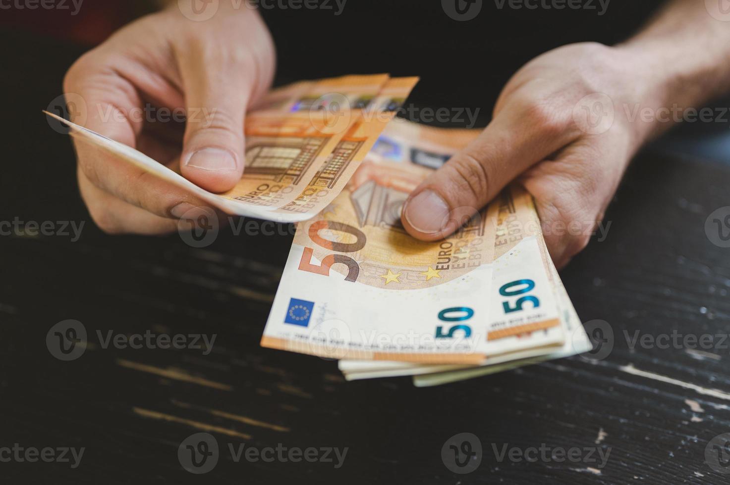 50 euro mano che tiene soldi in euro foto