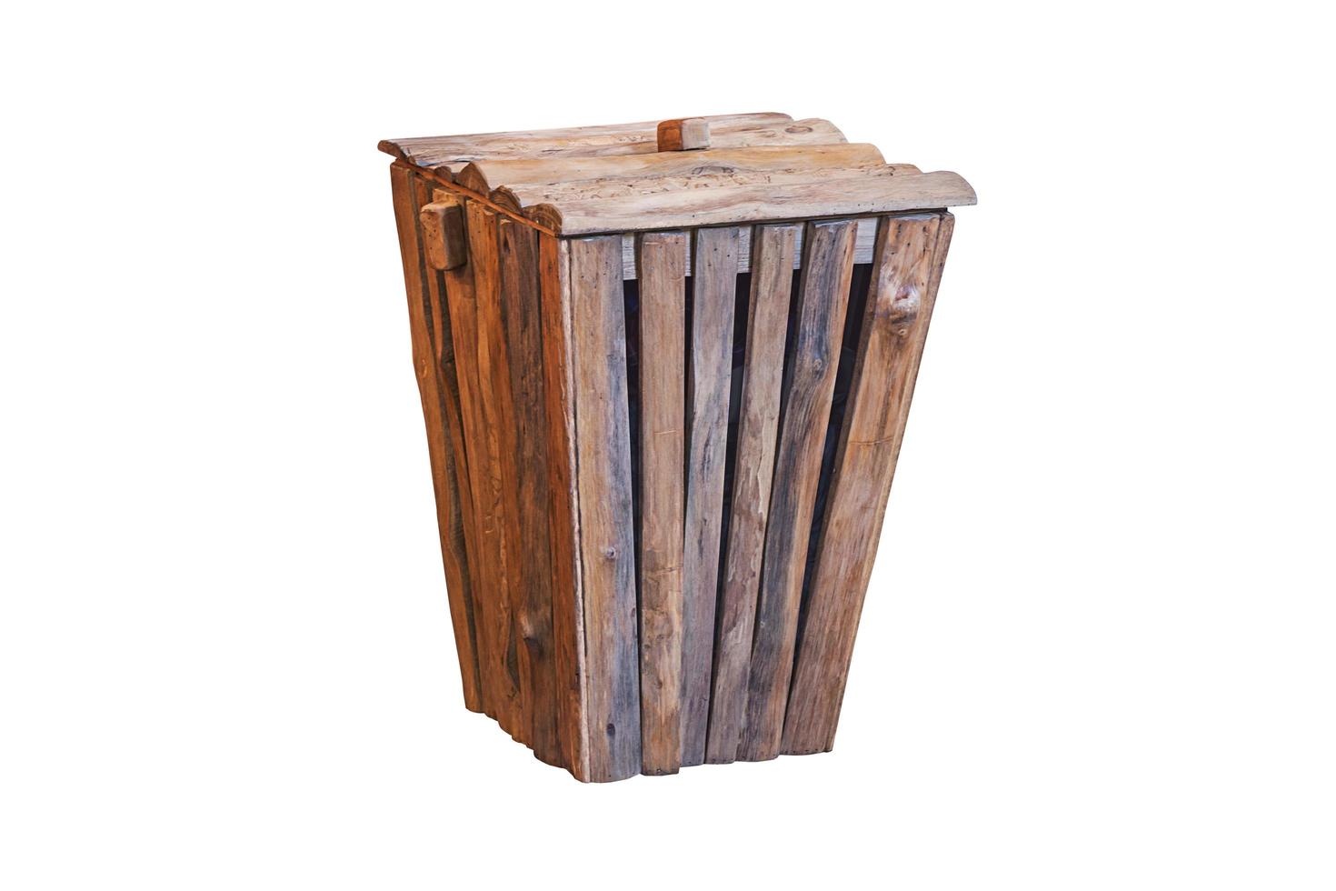 bidone della spazzatura in legno isolato foto