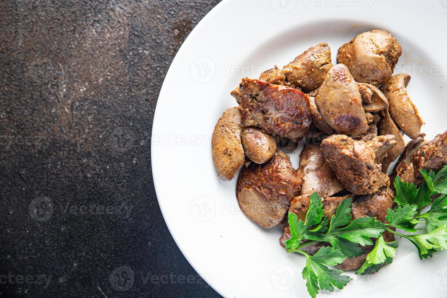 Fegato di pollo fritto in umido di frattaglie cheto o dieta paleo foto