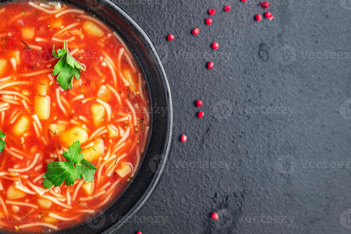 minestrone zuppa di pomodoro rosso fagioli e verdure dieta keto o paleo foto