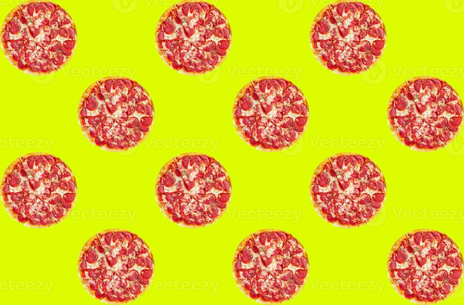 pizza salame salsiccia pizza formaggio, salsa di pomodoro, pasta foto