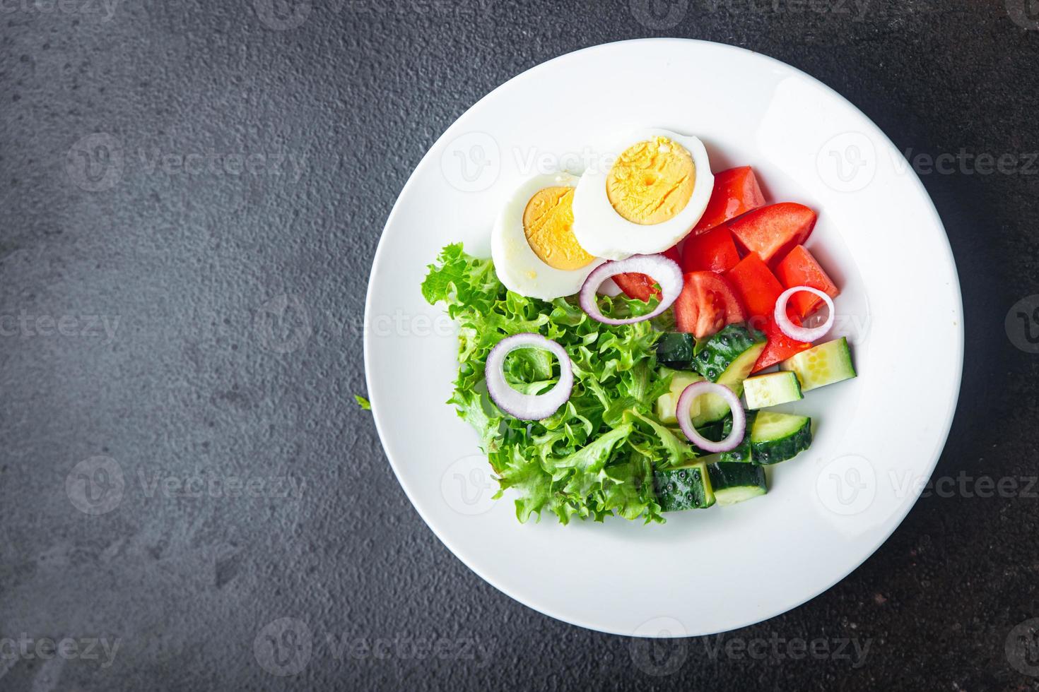 insalata uova, verdura, cetriolo, pomodoro, lattuga veggie foto