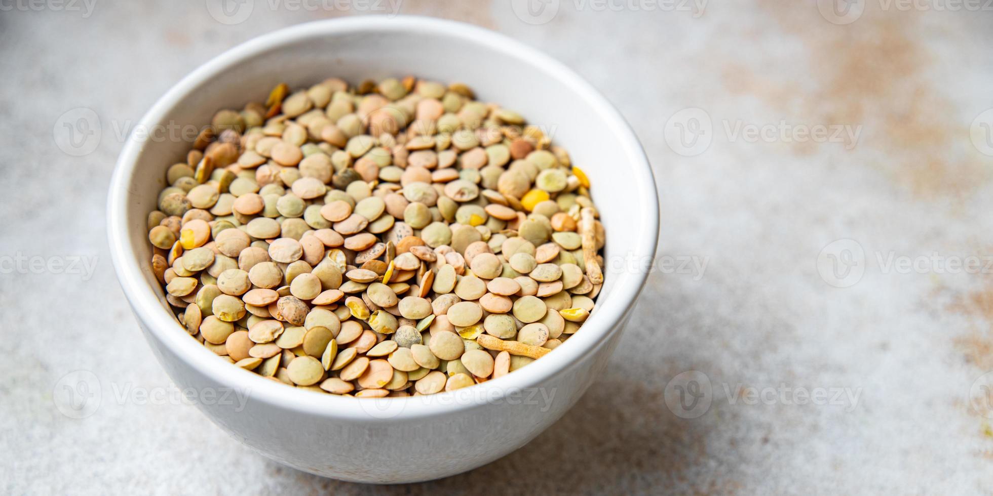 lenticchie verdi legumi crudi pasto sano spuntino dieta foto