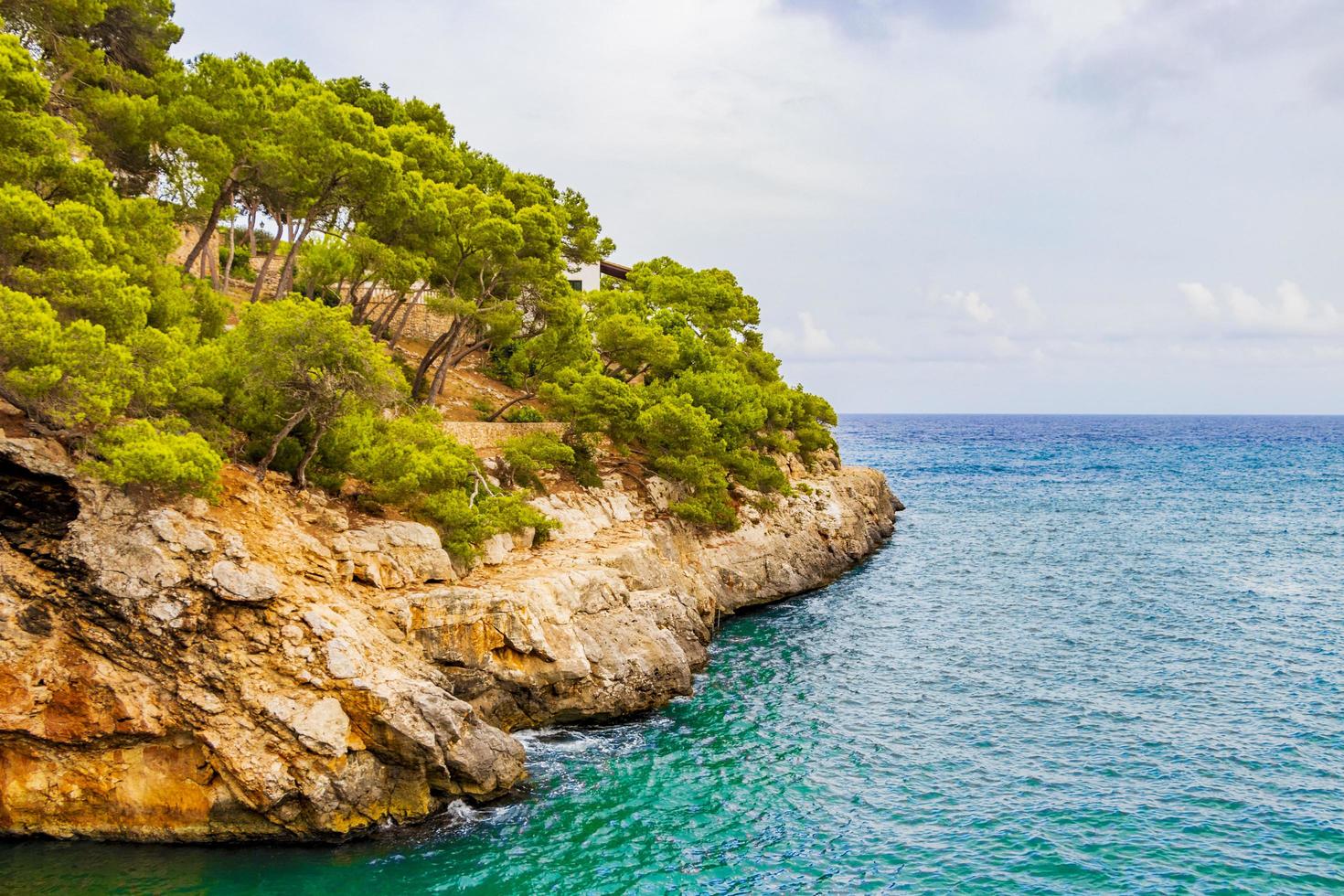 ripresa panoramica del drone della baia di cala santanyi, maiorca, spagna. foto