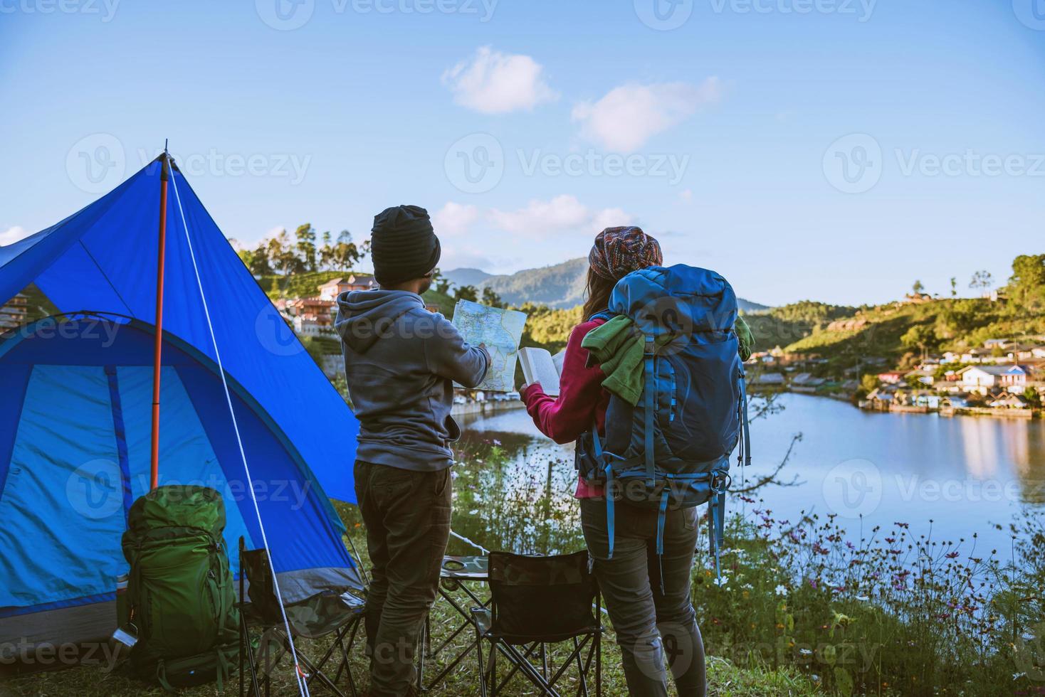 accampamento di coppia asiatica sulla montagna nel villaggio superiore vicino al lago, concetto di viaggio in campeggio, mappa concettuale di viaggio relax. foto