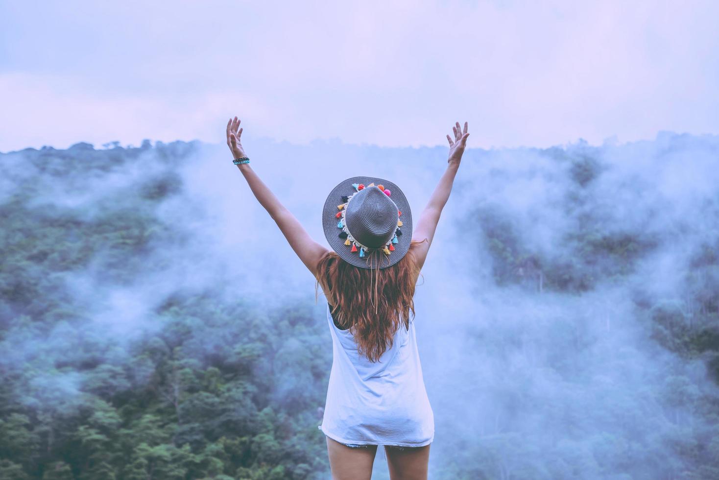 le donne asiatiche viaggiano rilassarsi durante le vacanze. legno di natura selvaggia sulla montagna. foto