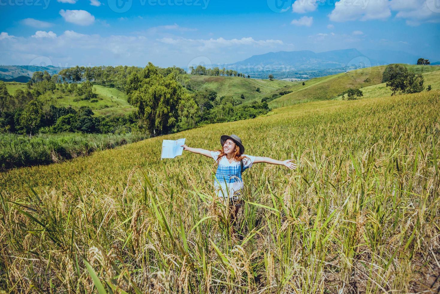 le donne asiatiche viaggiano rilassarsi durante le vacanze. espandere la mappa del rilievo campo di montagna. raccolto di riso ranch sulla collina. Tailandia foto
