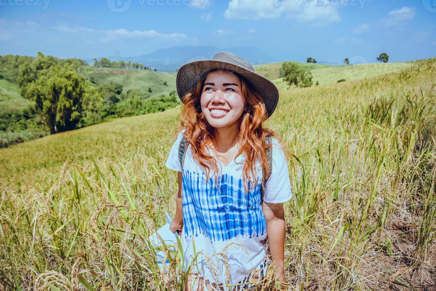 le donne asiatiche viaggiano rilassarsi durante le vacanze. espandere la mappa del rilievo campo di montagna. raccolto di riso ranch sulla collina. Tailandia foto