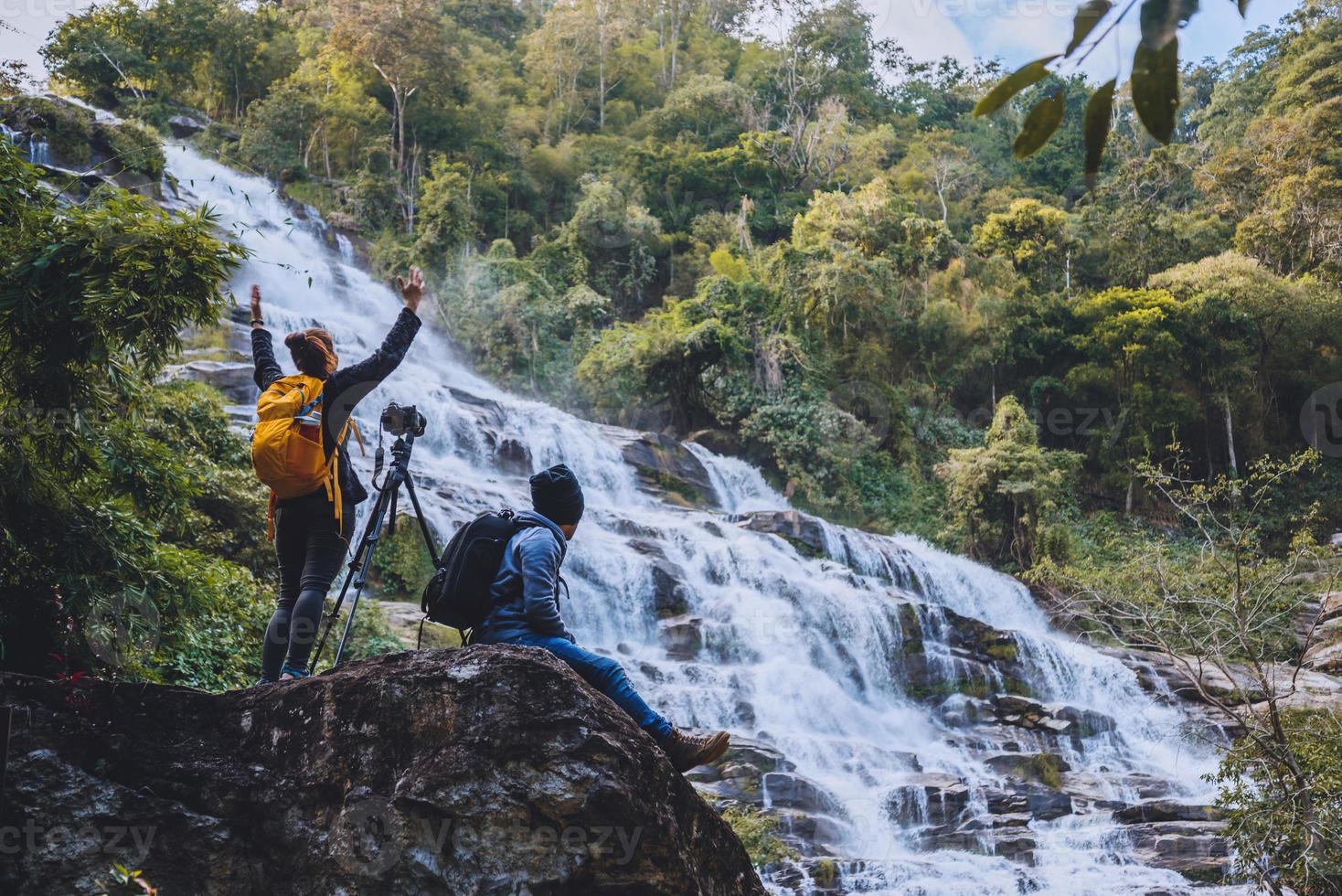 natura asiatica di viaggio delle coppie. viaggiare rilassati. stand paesaggi tocco naturale stand per vedere bellissime cascate mae ya a chiangmai in thailandia foto