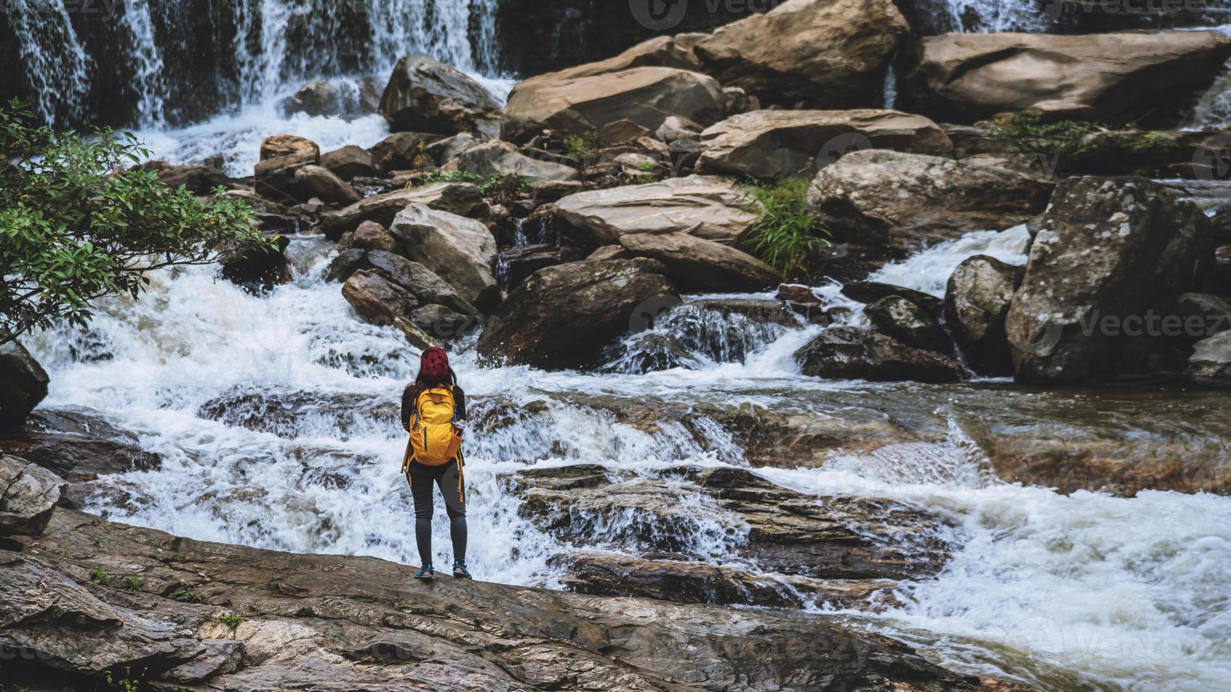 viaggio relax per visitare le cascate delle coppie. in inverno. alla cascata mae ya chiangmai. natura di viaggio. estate foto