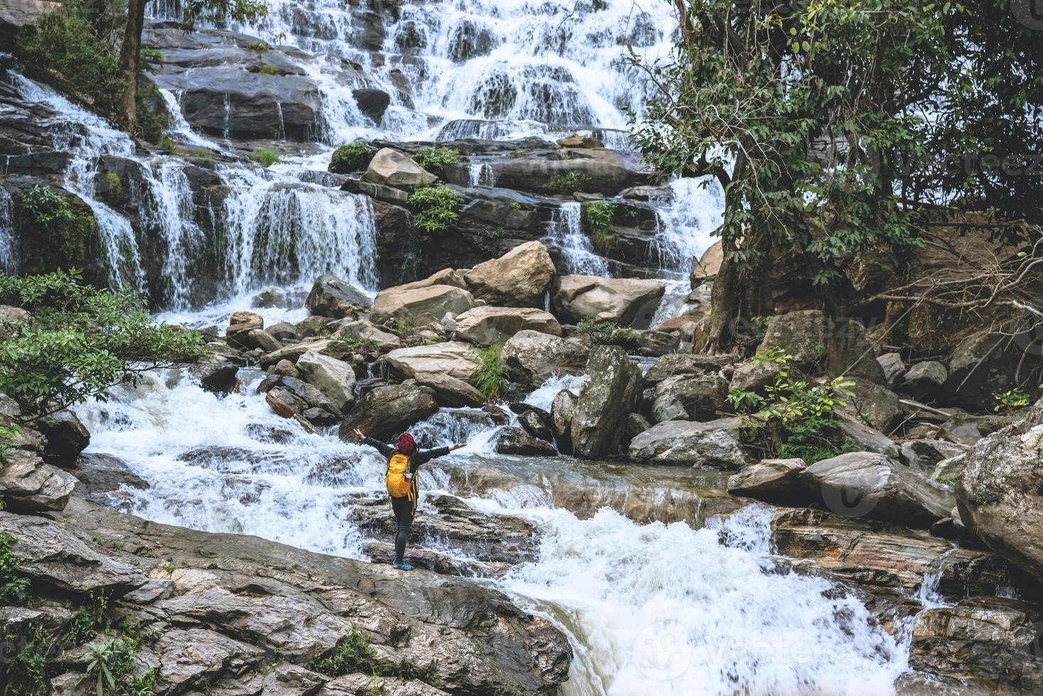 viaggio relax per visitare le cascate delle coppie. in inverno. alla cascata mae ya chiangmai. natura di viaggio. estate foto