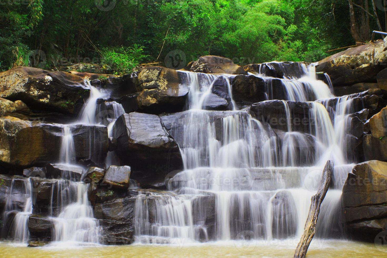 bella cascata panoramica bella foresta profonda e nera di roccia verde naturale sulla natura. foto