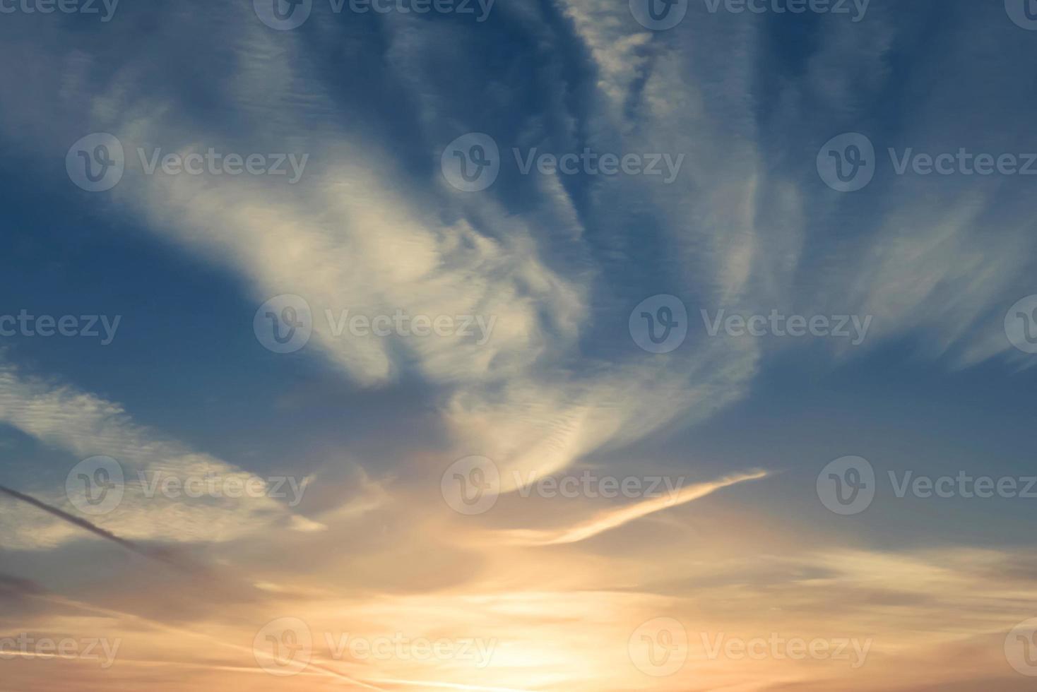 tramonto giallo brillante e alba bellissima su nuvole di cielo bianco e blu con sole giallo brillante in una fresca mattina di primavera. foto