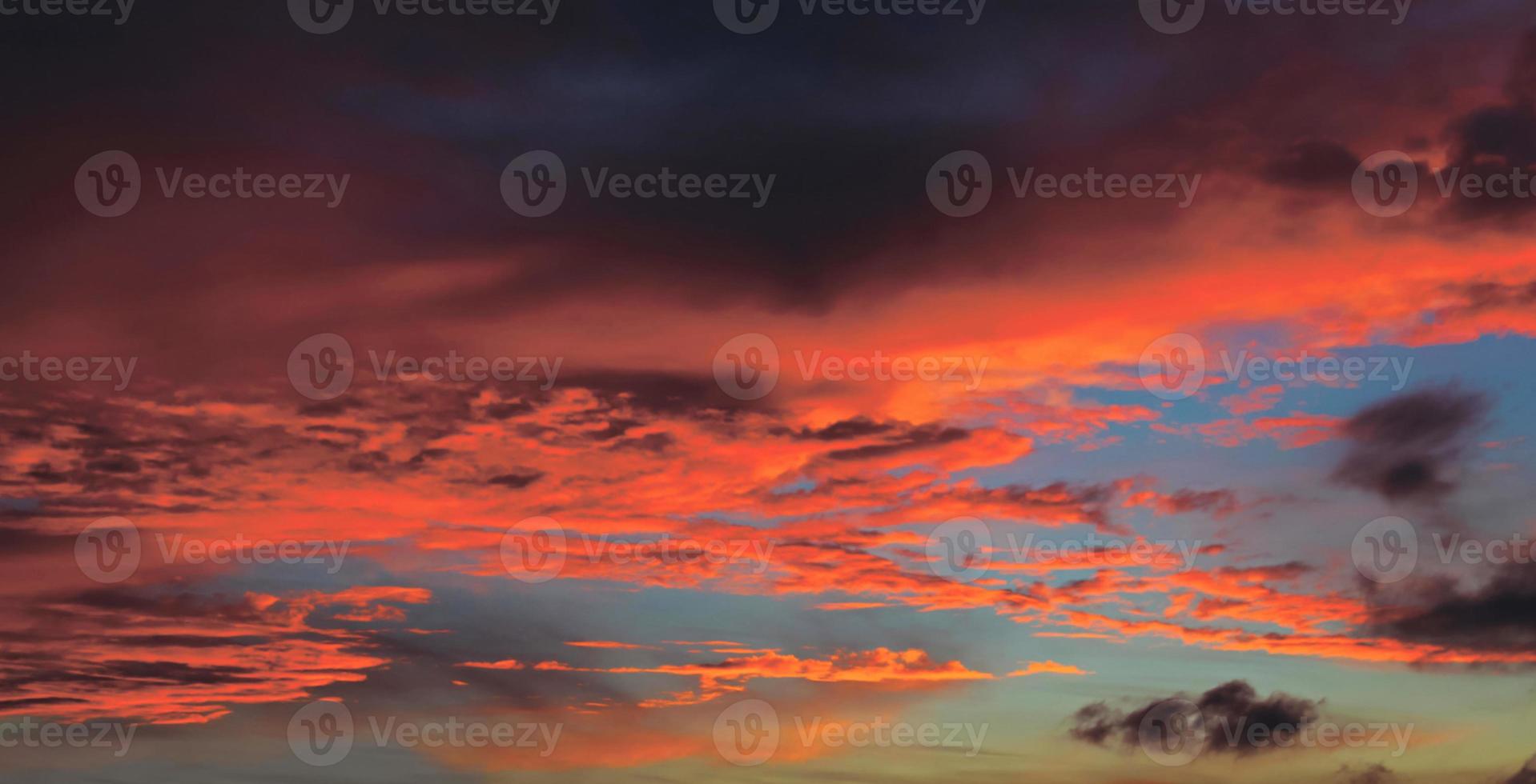 bellissimo cielo arancione scuro bellezza serale e nuvole al tramonto, all'alba, i raggi del sole sfondano le nuvole. naturale foto