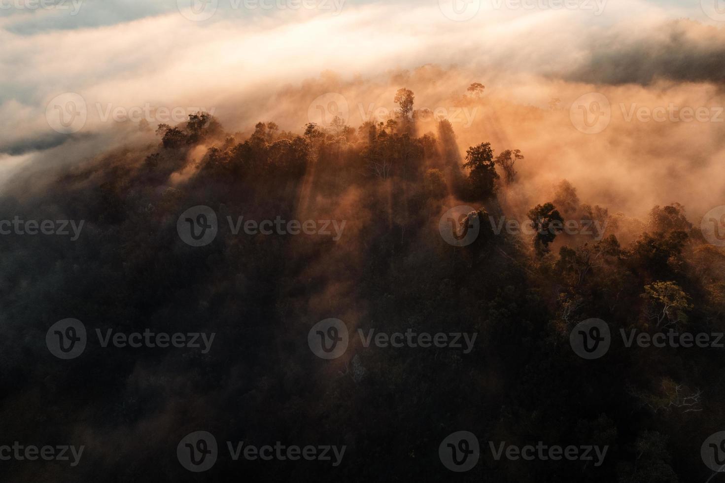 alba sopra la nebbia, volo sopra le nuvole alba e nebbia foto