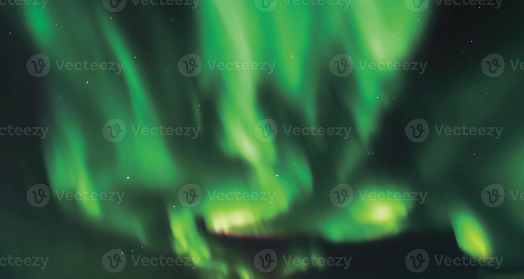 aurora boreale verde chiaro sopra l'Islanda luci e vortici nel cielo l'aurora boreale fenomeno magnifico foto