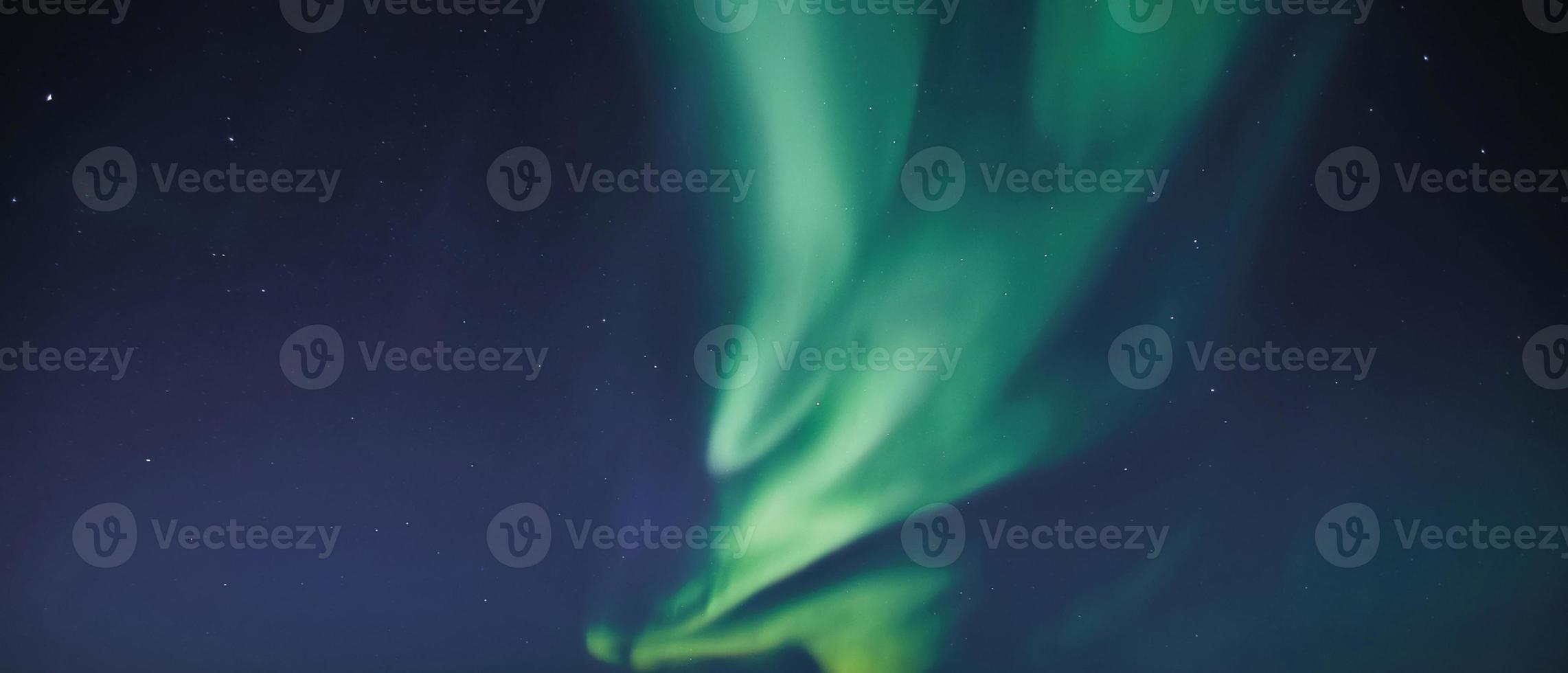 aurora boreale verde chiaro sopra l'Islanda luci e vortici nel cielo l'aurora boreale fenomeno magnifico foto