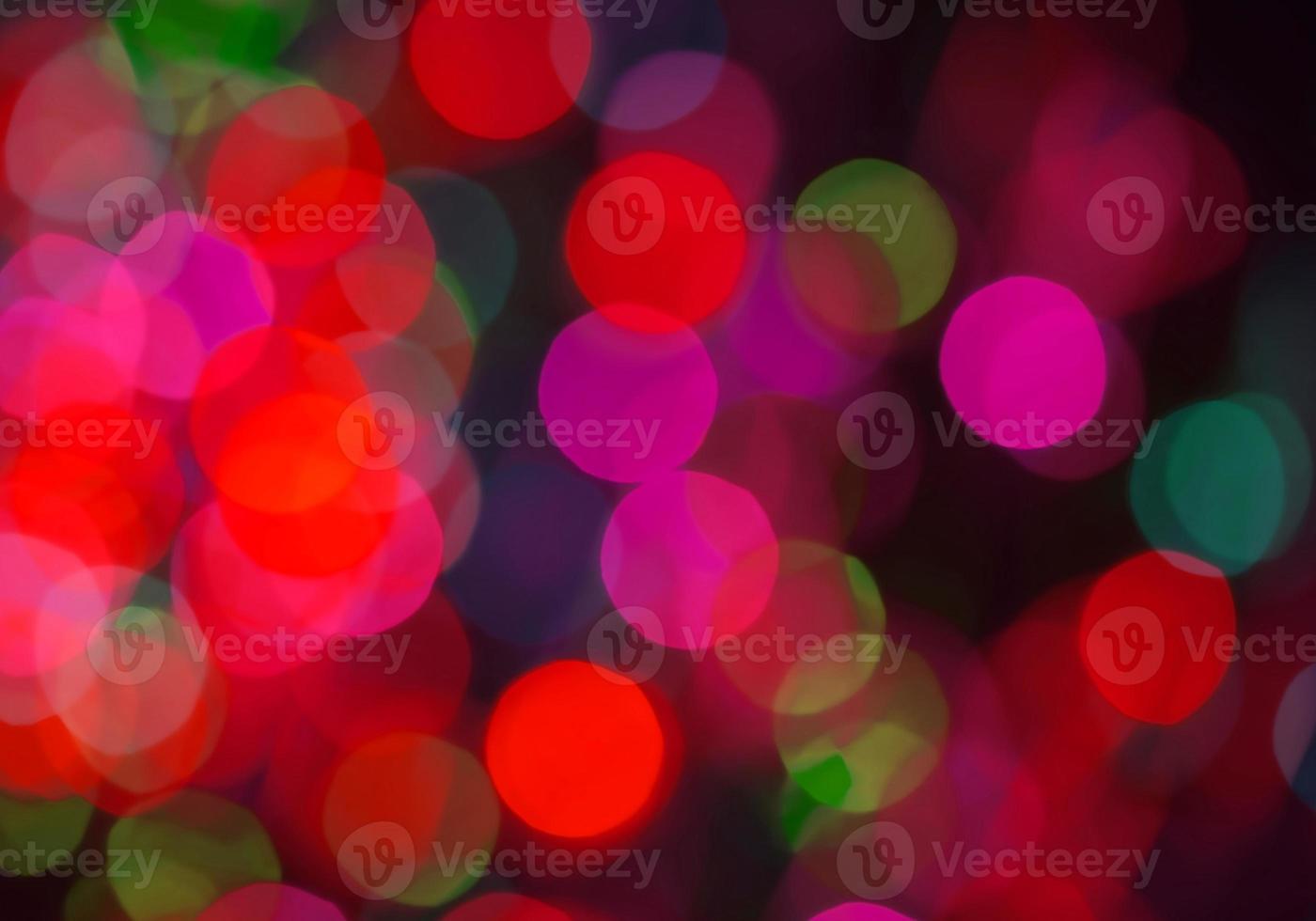 sfondo sfocato rosso e viola multicolore e lo sfondo del cerchio e il cerchio astratto sfocano l'effetto delle luci di Natale foto