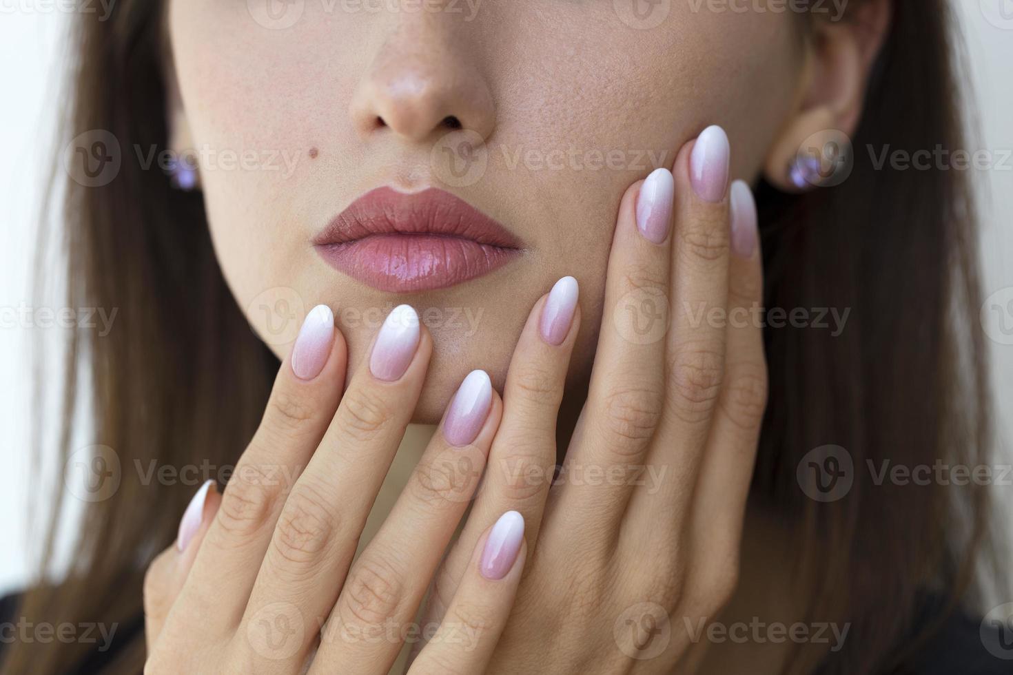 belle unghie da donna con bellissime ombre di french manicure foto