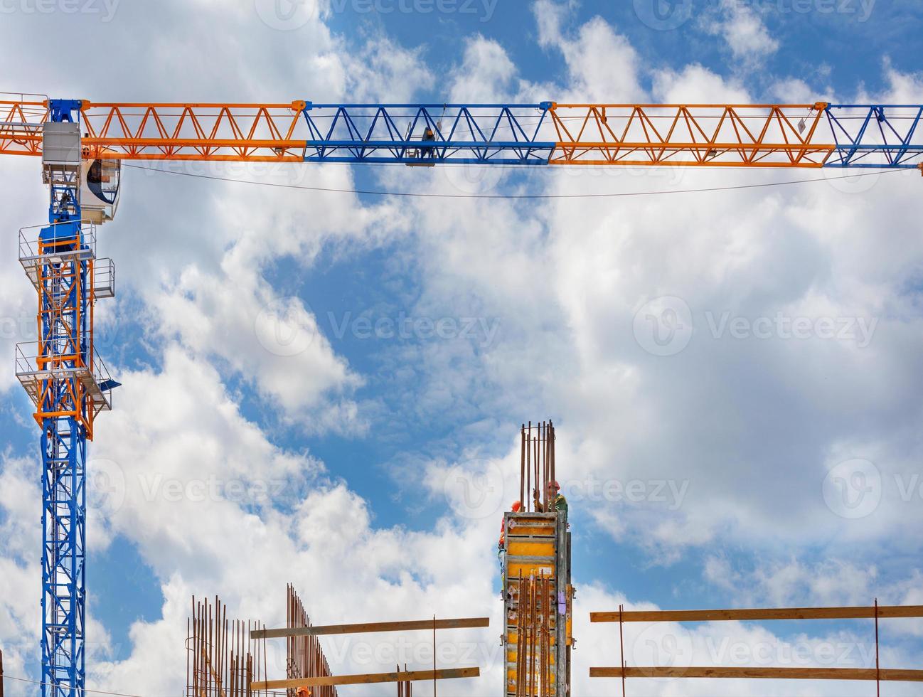 freccia di gru a torre su un cantiere edile su uno sfondo di cielo blu. foto