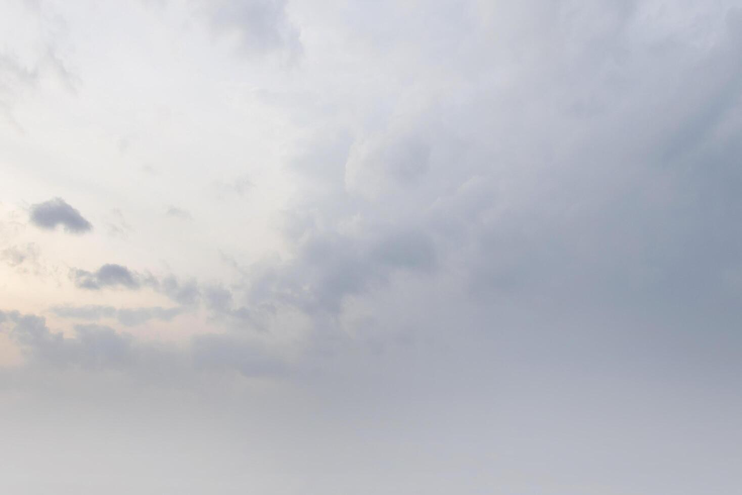 cielo bianco con nuvole bianche e grigie. giornata di sole con cielo bianco sullo sfondo del mattino foto