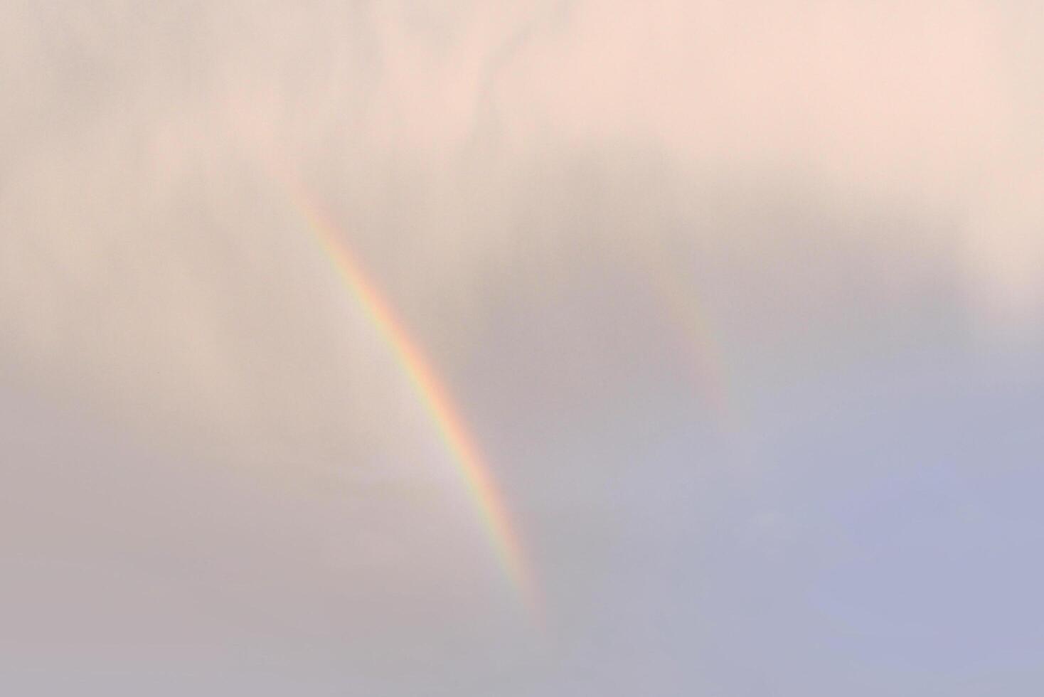 cielo azzurro con nuvole bianche e gialle. giornata di sole con cielo azzurro sullo sfondo del mattino foto