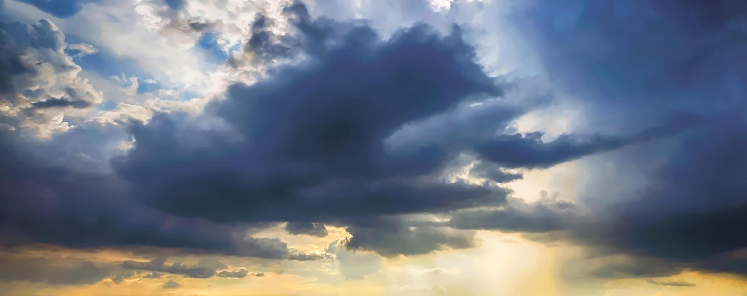 bellissimo cielo blu scuro bellezza serale e nuvole al tramonto, all'alba, i raggi del sole sfondano le nuvole. naturale foto