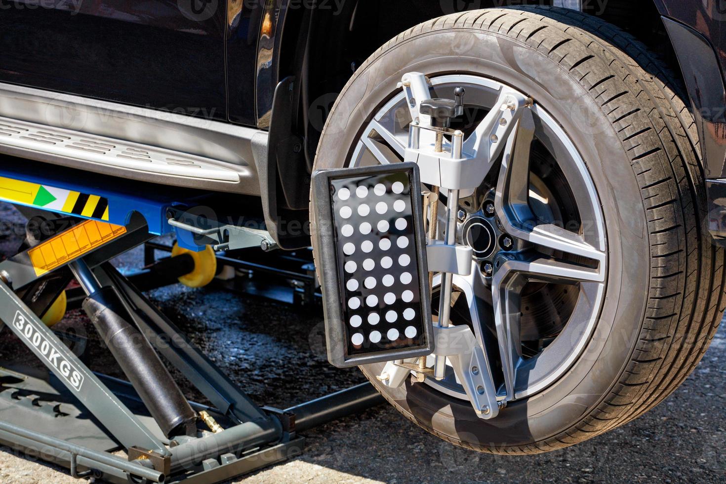 martinetto mobile per il sollevamento di veicoli per regolare campanatura e assetto ruote. foto